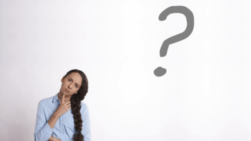 mulher pensativa com ponto de interrogação ao lado para se referir a homônimos e parônimos