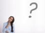 mulher pensativa com ponto de interrogação ao lado para se referir a homônimos e parônimos