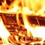 pedaços de madeira pegando fogo