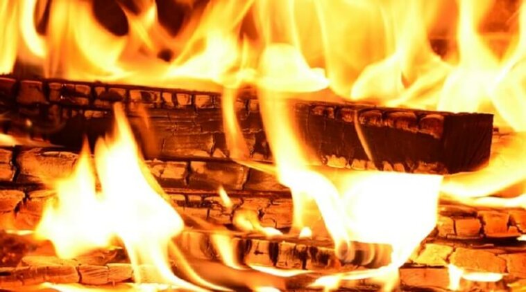 pedaços de madeira pegando fogo