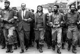 líderes da Revolução Cubana, homens caminhando em marcha