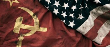 Bandeiras dos Estados Unidos e da União Soviética com aparência suja na Guerra Fria