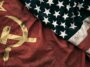 Bandeiras dos Estados Unidos e da União Soviética com aparência suja na Guerra Fria