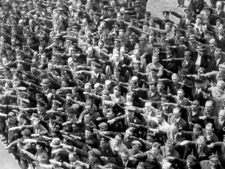 alemães fazem reverência ao nazismo dentro dos sistemas totalitários