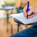 homem escrevendo