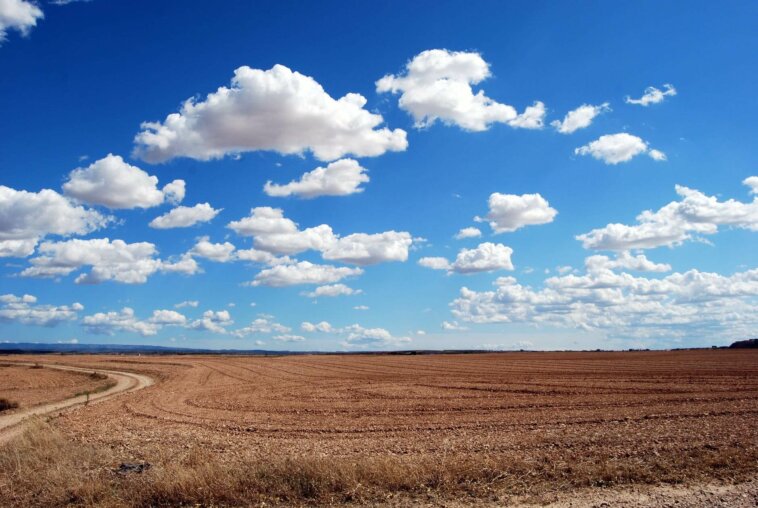 paisagem com estrada e céu azul