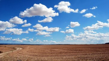 paisagem com estrada e céu azul