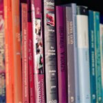 livros na estante