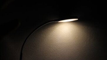 luminária com reflexo de luz